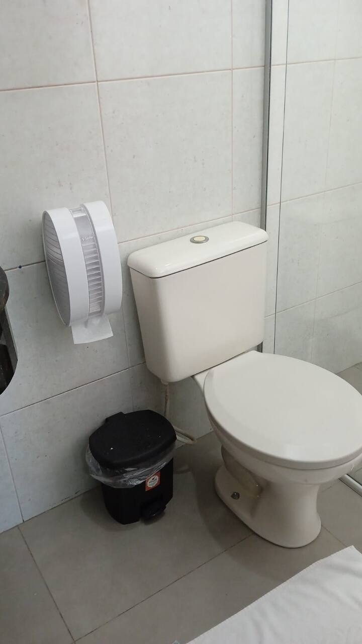 Banheiro com vaso sanitário e acabamentos modernos