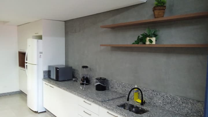 Bancada da cozinha com prateleiras decorativas