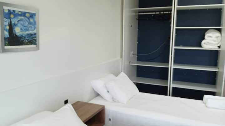 Quarto de casal do Loft 12 com guarda-roupa embutido