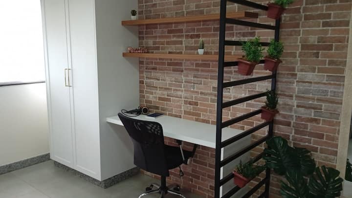 Área de trabalho executiva com parede de tijolo aparente