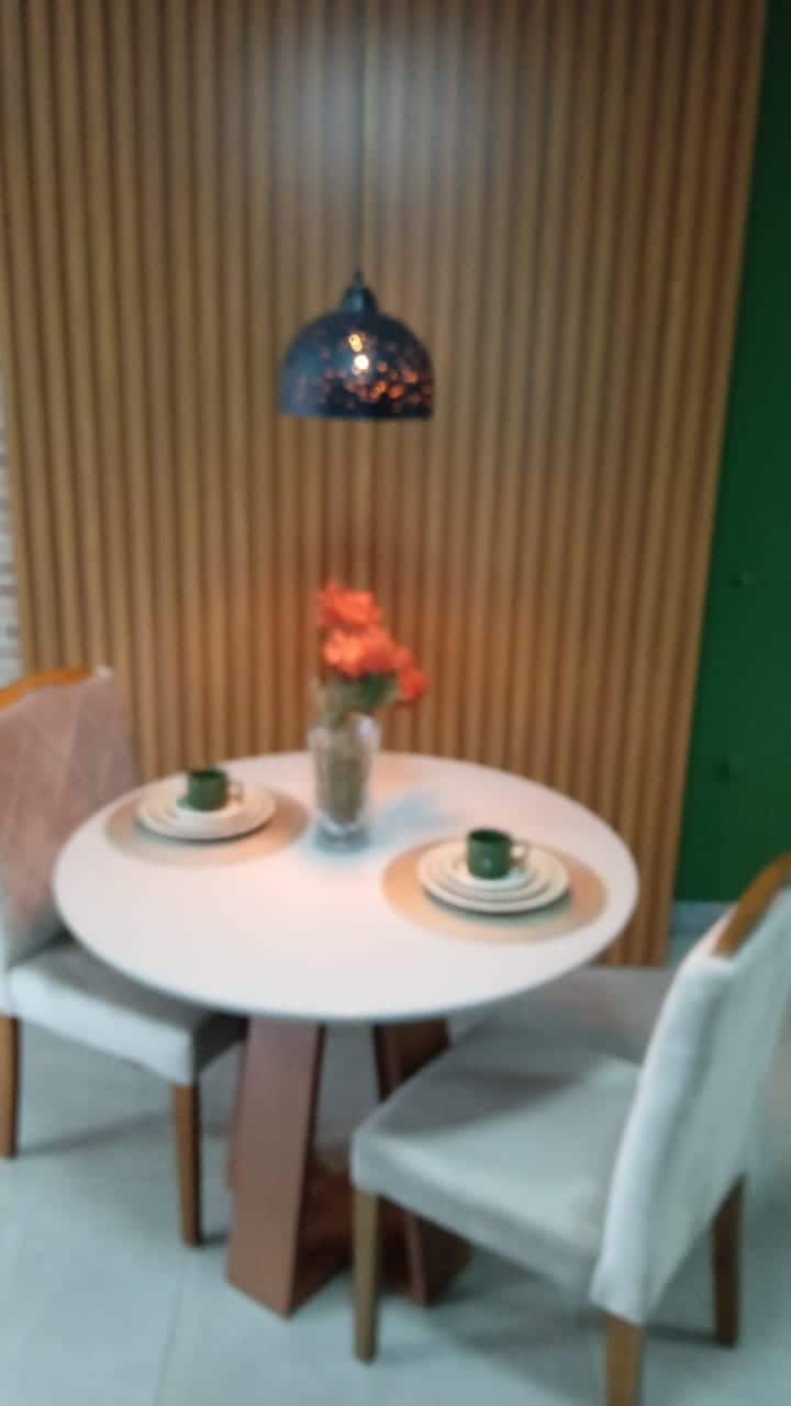 Mesa de jantar redonda com luminária pendente elegante