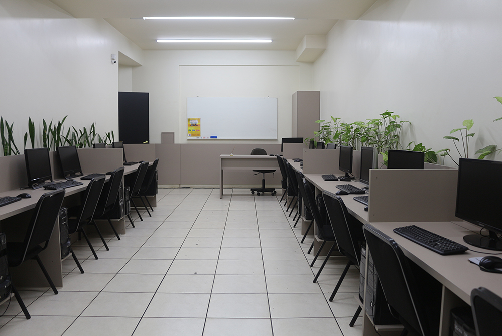 Espaço de Coworking com múltiplas estações de trabalho e computadores